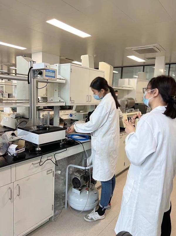 落球沖擊試驗儀在辰欣質量部化驗室